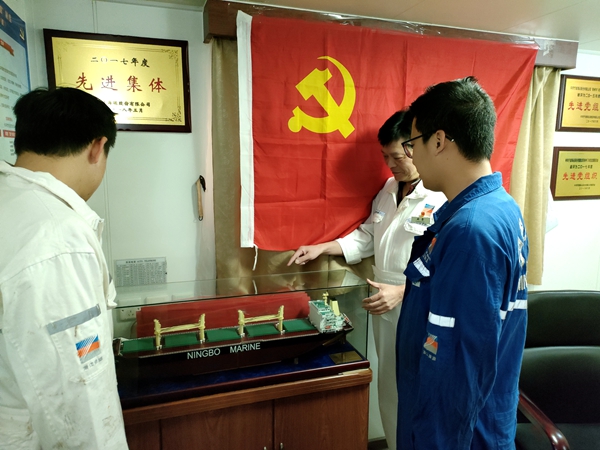寧波海運“明州78”輪黨小組在黨史學(xué)習(xí)教育中，積極開展“3+30”活動。圖為該輪黨小組長為青年黨員講海運發(fā)展史。（文、攝：鄭江）_副本_副本.jpg