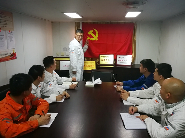 寧波海運“明州76”輪黨小組組織開展了船舶黨團員和先進青年代表學(xué)黨史促工作保安全的專題討論。（文、攝：屠添榮）_副本_副本.jpg