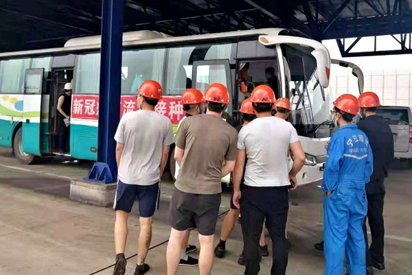疫苗接種專車直接開到“明州68”輪船舷邊為船員進(jìn)行現(xiàn)場(chǎng)疫苗接種。朱文達(dá)攝_副本_副本.jpg