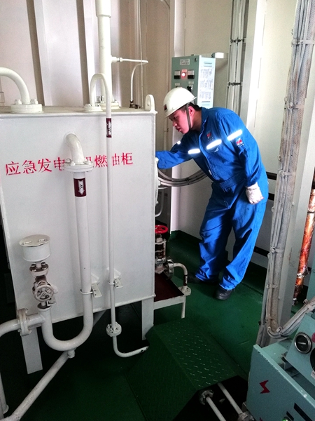 寧波海運轄管“浙能5”輪輪機員在檢查機艙應(yīng)急設(shè)備。許眾攝_副本_副本.jpg