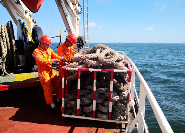寧波海運轄管“富興21”輪船員在臺風來臨前，對船尾纜繩進行綁扎。陳健慧攝_副本_副本.jpg