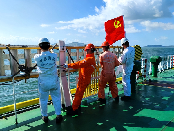寧波海運所屬“明州502”輪在臺風來臨前，組織黨員志愿者做好船舶舷梯的加固。魏佳裕攝_副本_副本.jpg