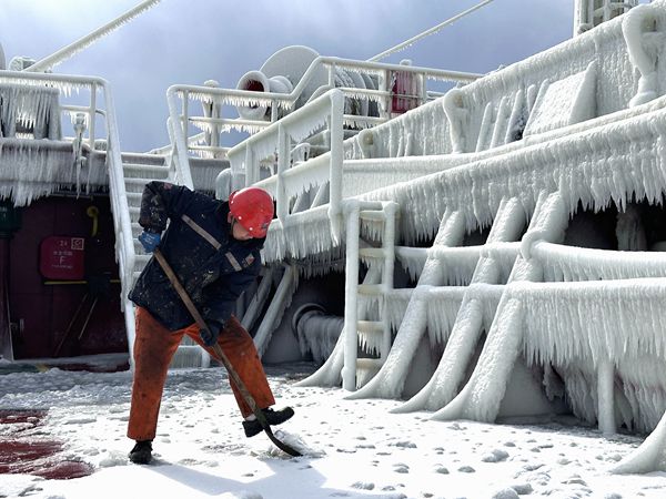 “富興22”輪船員在寒冬大雪中鏟除船舶設(shè)備上的積雪。羅杰攝_副本_副本.jpg