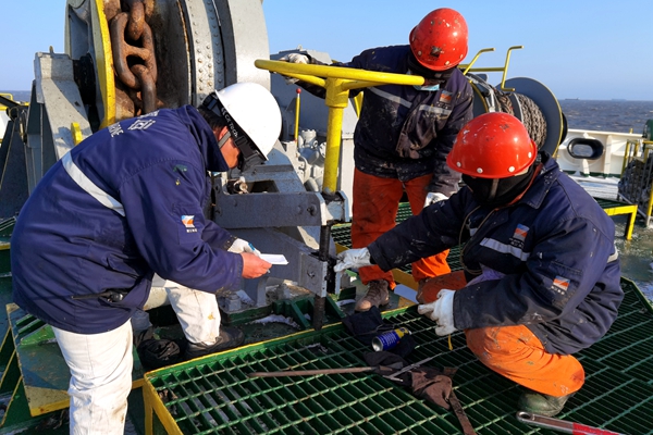 3.寧波海運(yùn)船員在寒風(fēng)中進(jìn)行錨機(jī)、錨鏈、制鏈器、剎車等設(shè)備檢查。林建偉攝_副本_副本.jpg