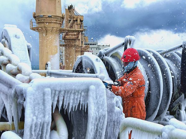 “富興22”輪船員在寒冬大雪中鏟除船舶設(shè)備上的積雪。羅杰攝2_副本_副本.jpg