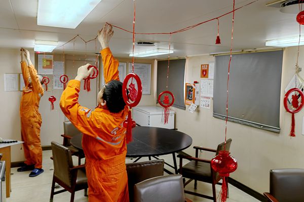 “浙能7”輪開展新春氛圍布置。張全利 攝_副本.jpg
