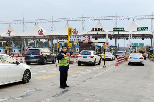 寧波西收費所外廣場引導入口車輛_副本.jpg