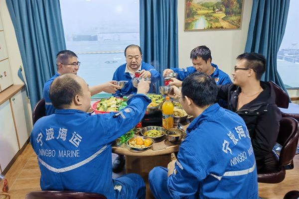 “明州506”輪船員們圍坐一爐享受美味。楊天賜 攝_副本.jpg