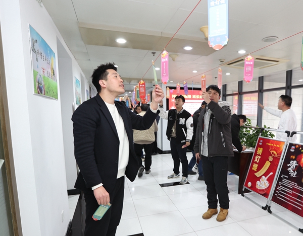 寧波海運(yùn)職工參加猜燈謎活動。陸瑩攝_副本.jpg
