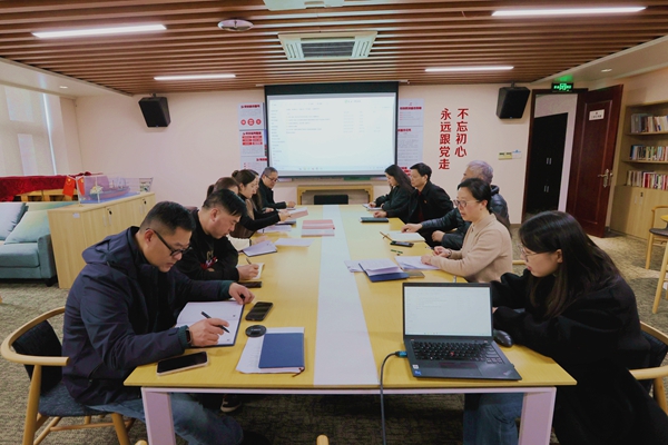寧波海運(yùn)管理部門(mén)第二黨支部學(xué)貫黨代會(huì)精神。陸瑩 攝_副本.jpg