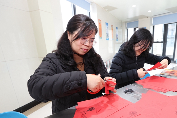寧波海運(yùn)職工正在剪窗花。陸瑩攝_副本.jpg