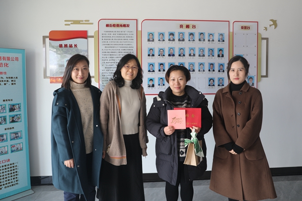 寧波海運(yùn)工會慰問病困女職工。林峰 攝_副本.jpg