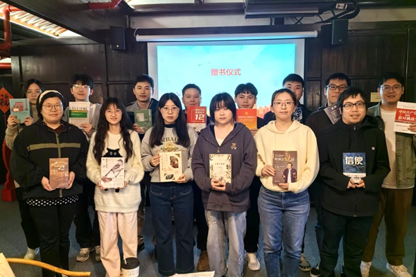 寧波海運組織開展“世界讀書日”活動。金路 攝_副本_副本.jpg