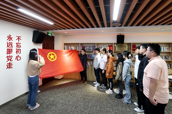 公司團員青年重溫入團誓詞。陸瑩 攝_副本.jpg