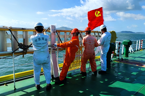 寧波海運(yùn)船舶青年在臺(tái)風(fēng)天氣來臨前，對(duì)甲板懸梯進(jìn)行捆扎牢固作業(yè)。_副本.jpg