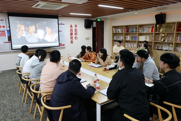 公司團員青年集體觀看五四系列影視作品。陸瑩 攝_副本.jpg