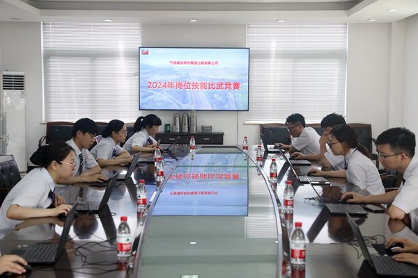 收費(fèi)員技能比武理論知識(shí)采取無紙化答題。林峰攝_副本.jpg