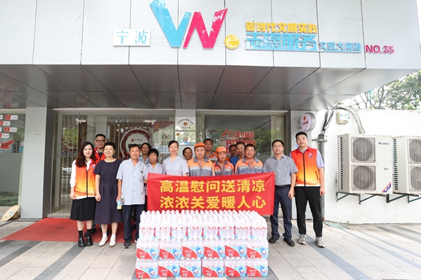 送清涼-環(huán)衛(wèi)工人。陸瑩攝1#_副本.jpg