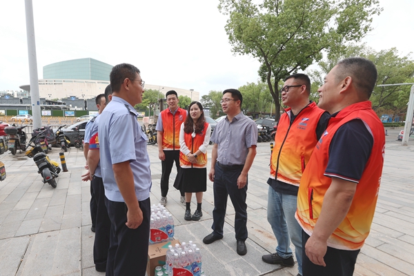 送清涼-崗亭民警。陸瑩攝1#_副本.jpg
