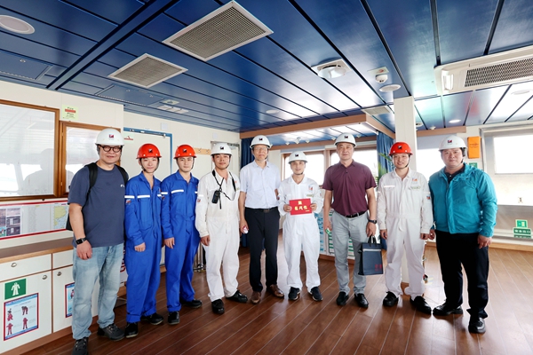 00-寧波海運(yùn)赴船舶一線開展高溫慰問。陸瑩攝_副本.jpg