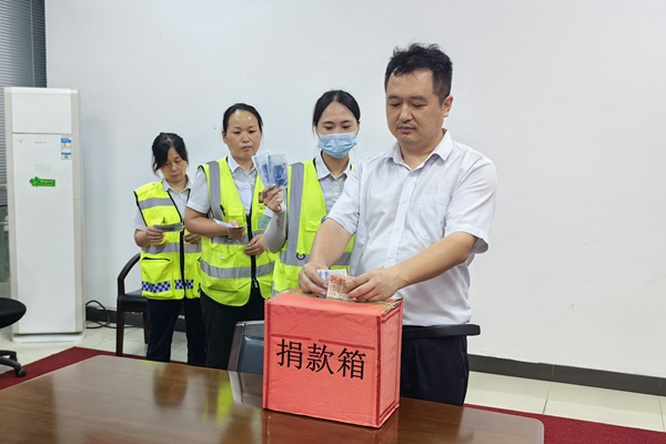 2-寧波海運(yùn)明州高速各收費(fèi)所開(kāi)展“慈善一日捐”活動(dòng)。寧波海運(yùn)提供_副本.jpg